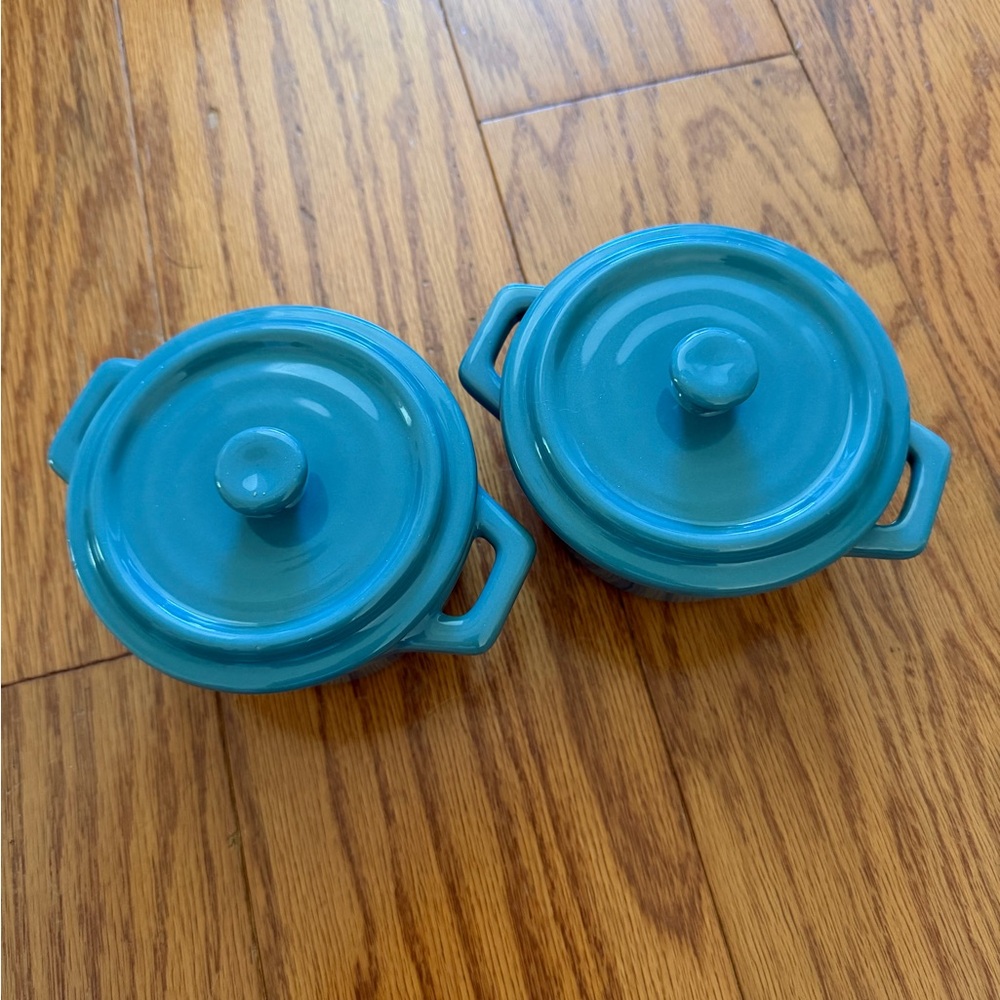 Celebrate It Lot of 2 Mini Ceramic Casserole Dish Set with lid handles Cocottes